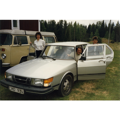 SLM HE-P-12 - Familjen Rundkvist vid bilen, 1987