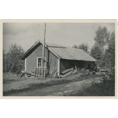 SLM M004771 - Hällstugan, uthus, foto 1947.