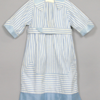 SLM 28280 - Barnklänning, randig i vitt och blått, från Ökna säteri i Floda socken