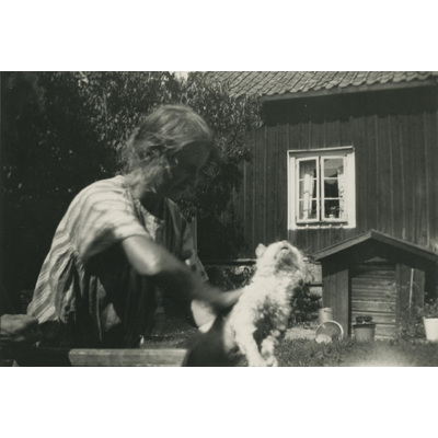 SLM P07-312 - Karin Hall med katten Farbror, 1926