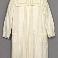 SLM 28393 - Barnklänning av randvävd vit bomul, stor krage, från Ökna säteri i Floda socken