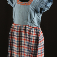 SLM 36672 - Barnklänning med liv av ljusblå bomull och rutig kjor, sydd 1945