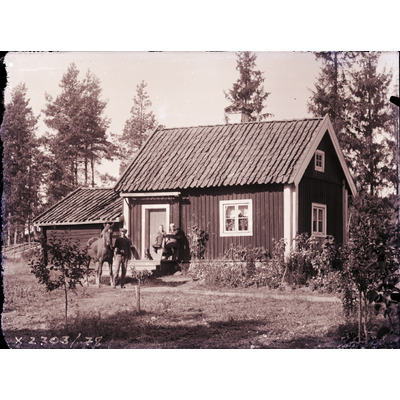 SLM X2303-78 - Familj med häst, Strängnäs, 1900-tal