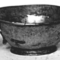 SLM 3999 - Skål av koppar med handtag på en sida från Betta