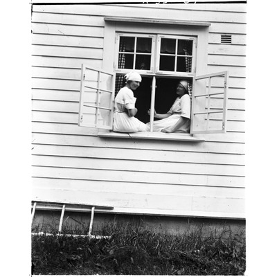 SLM X01-35 - Två flickor i ett fönster