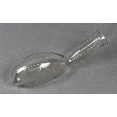 SLM 13736 - Bäcken, eller urinflaska, av glas
