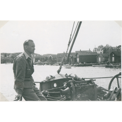 SLM P2018-0722 - Man på fiskebåt på västkusten år 1945