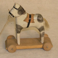 SLM 22346 - Målad leksakshäst monterad på bricka med hjul