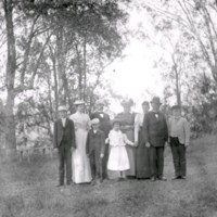 SLM Ö704 - Familjefoto från trädgården på Ökna säteri i Floda socken, sannolikt 1890-tal