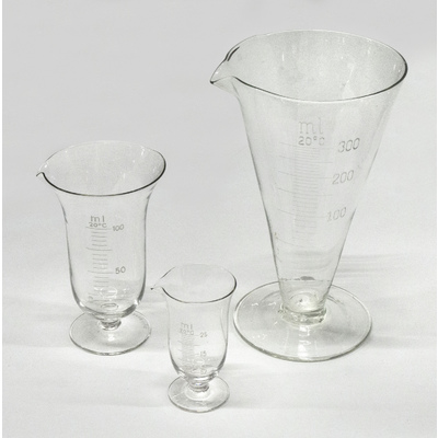 SLM 58438, 58439, 58440, 58441 - Fyra laboratorieglas av glas från Sundby sjukhus vid Strängnäs