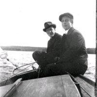 SLM Ö302 - Två män i båt