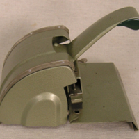 SLM 32608 1-2 - Hålslag av grönmålad metall, 1950-tal