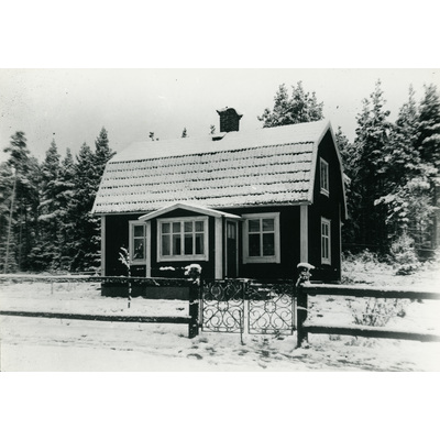 SLM SEM_Dg1855 - Ture Ärlunds stuga vid Karlbyå, nybyggd 1929.