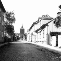 SLM X190-78 - Prästgatan i Nyköping, mot klockstapeln, foto sannolikt omkring 1920