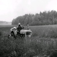 SLM M029633 - Två män med en traktor på en åker
