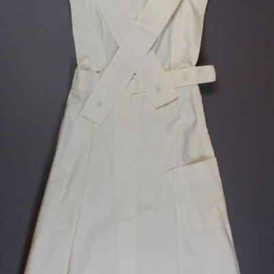 SLM 22450 - Serveringsförkläde av vit bomull, med bröstlapp och ficka