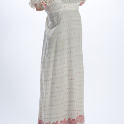 SLM 3267 - Vit klänning av bomullsmuslin med rosa invävda blommor samt blombård, empire, 1800-talets förra hälft
