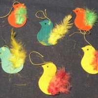 SLM 33229 1-6 - Påskrisdekoration, fåglar av målat papper dekorerade med fjädrar