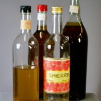 SLM 36586 1-4 - Återanvända vinflaskor, en försedd med hemgjord etikett