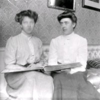 SLM Ö318 - Två kvinnor framför ett fotoalbum