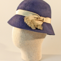 SLM 12415 3 - Hatt av blå filt med ripsband, från hattkompaniet i Stockholm, 1950-tal
