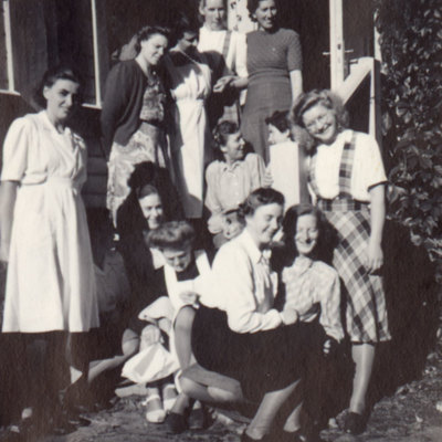 SLM P2016-0747 - Greta Andersson med kurskamrater vid Uppsala Hemsysterskola omkring 1946-1947