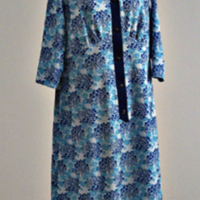 SLM 26869 - Blåblommig klänning med knappslå fram, 1960-tal