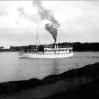 SLM P09-1324 - Kanalbåt på passerar Gamla Oxelösund, tidigt 1900-tal