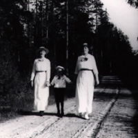 SLM M002902 - Sten Brewitz med sin mamma Elin Brewitz och fostermor Ida Lind, Högsjö bruk