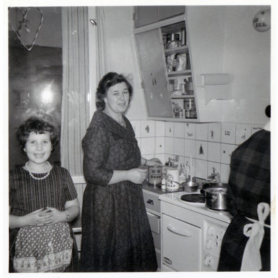 SLM P2019-0600 - En kvinna i köket, 1940-tal
