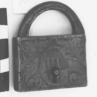 SLM 100 - Hänglås med låskropp av mässing, graverad dekor, GIII och bibelinskription