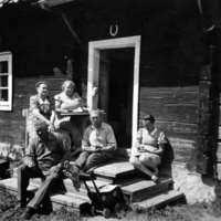 SLM P07-2517 - Familjen Brolin vid sommartorpet, ett soldattorp på Selaön, under Lundby