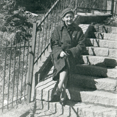 SLM P2015-627 - Karin Wohlin i solen på en stentrappa.