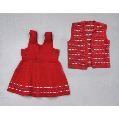 SLM 38823 1-2 - Stickad barnklänning med tillhörande väst, 1940-tal
