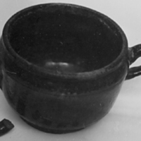 SLM 3599 - Liten kruka av glaserat lergods, två handtag, från Heby i Mellösa socken
