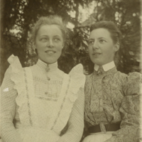SLM P11-6679 - Systrarna Ulla och Hildegard