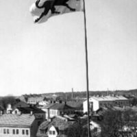 SLM A25-381 - Gripflaggan med del av Nyköping i bakgrunden