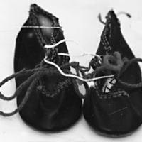 SLM 24459 - Svarta dockskor av tyg, 1890-tal