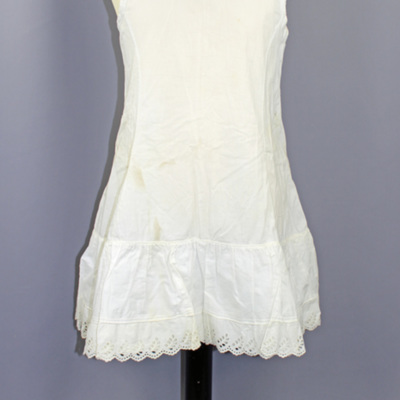 SLM 28322 - Underklänning av vit bomull, figursydd utan ärm, från Ökna i Floda socken