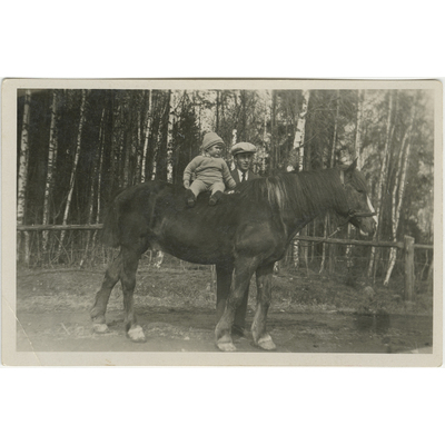 SLM P2022-0572 - Barn på häst och en man
