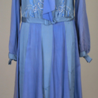 SLM 22284 - Klänning av blå crepe de chine och underkjol av siden, 1930-tal