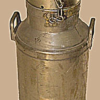 SLM 24590 - Cylindrisk mjölkflaska från 1900-talets mitt, från Wedholms i Nyköping