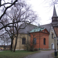 SLM D10-1115 - Fors kyrka, kyrkoanläggningen med sina tillbyggnader i olika kulörer.