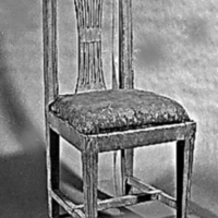 SLM 3422, 3423 - Två stolar med stoppad sits och kopplat spjälknippe i ryggen, från Tybble, Lunda