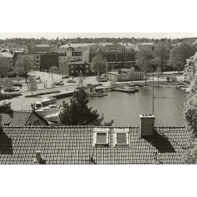 SLM SEM_BL-A9401-3 - Utsikt från Kvarnbacken mot Västervikshamnen i Strängnäs