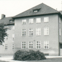 SLM S25-86-8 - Byggnad i parkområdet på Sundby sjukhusområde vid Strängnäs 1986