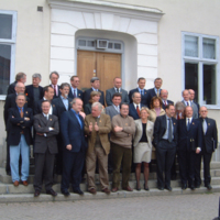 SLM D09-318 - Utrikesministermötet i Nyköping 2001, gruppfoto framför residenset