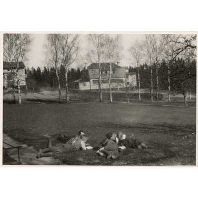 SLM P2020-0467 - Elever läser på en gräsmatta på Solbacka Läroverk, 1934
