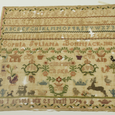 SLM 3147 - Märkduk av ylle och silke, sydd av 8-åriga Sofia Juliana Bohnsack 1802