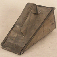 SLM 31503 - Limdosa av metall, använd vid nunnefjärilens härjningar kring Stavsjö